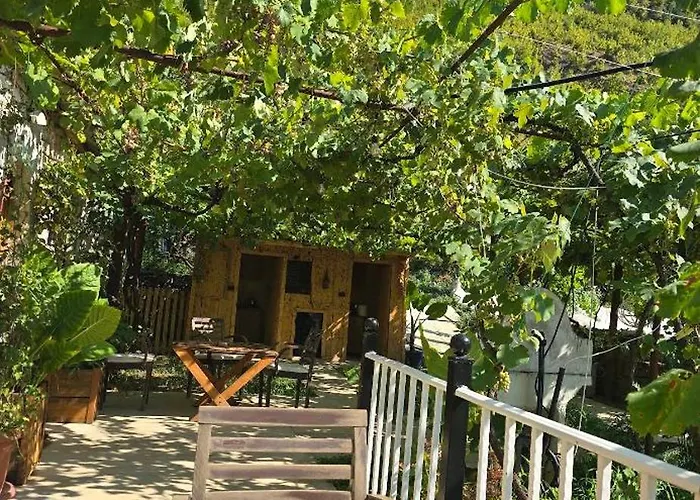 Castle Konukevi Koman